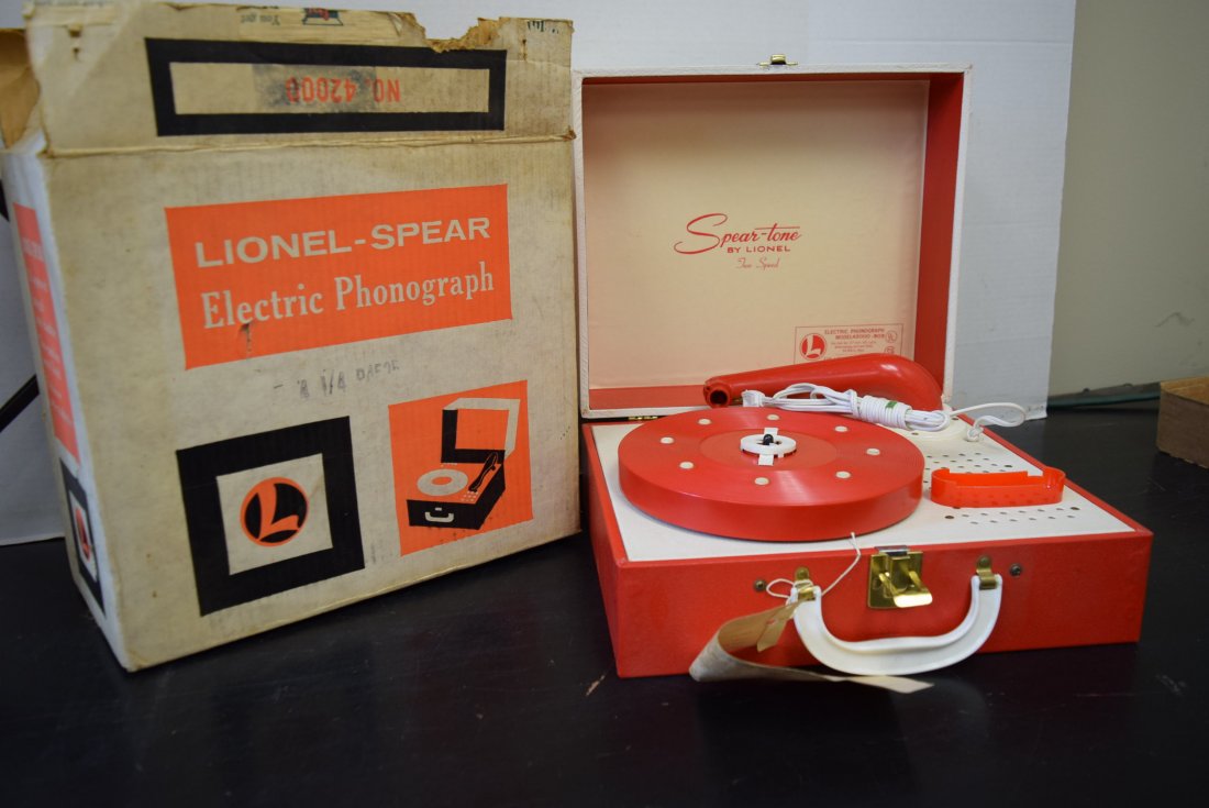 VINTAGE LIONEL ELECTRIC PHONOGRAPH IN BOX (1 of 5)
