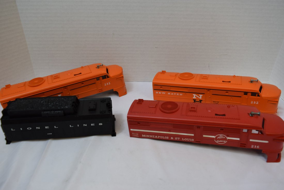 4 LIONEL CAB COVERS: 4 LIONEL CAB COVERS. LOCOMOTIVE RED MINNEAPOLIS & ST. LOUIS #216, 2 LOCOMOTIVE ORANGE NEW HAVEN #232, AND TENDER BLACK LIONEL LINES #243W. THEY SEEM IN NEW CONDITION.