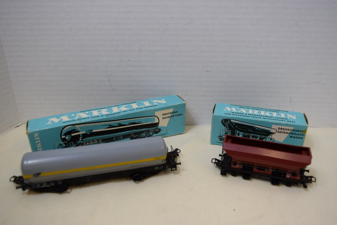 MARKLIN HO HOPPER AND TANKER ROLLING CARS: MARKLIN HO BROWN HOPPER 4631 AND GRAY TANKER 4628 ROLLING CARS IN ORIGINAL BOXES. BOTH ARE IN REALLY NICE CONDITION WITH NICE AND CLEAN WHEELS. THE BOXES HAVE SOME COLOR LOSS AND WEAR.
