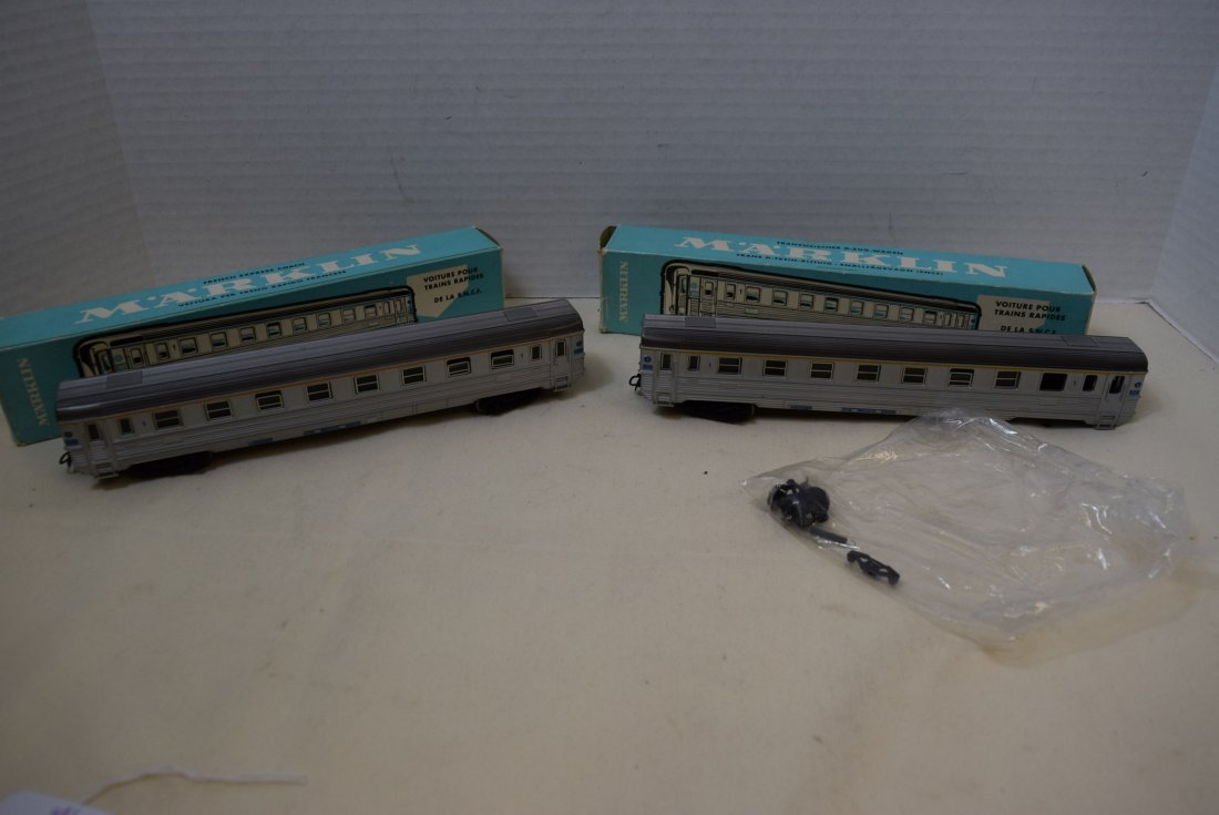 MARKLIN HO SBB CFF PASSENGER AND RESTAURANT WAGON (1 of 7)