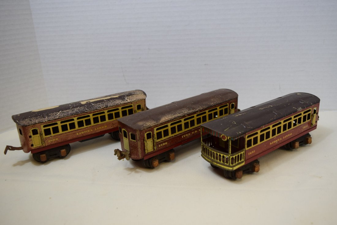 2 PASSENGER PULLMANS AND 1 OBSERVATION CAR BY LION: 2 PREWAR 1690 PASSENGER PULLMANS AND ONE 1691 OBSERVATION CAR BY LIONEL. ALL THREE CARS SHOW PAINT DAMAGE. WHEELS LOOK GOOD. AS IS