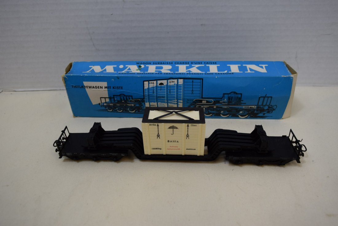 MARKLIN HO WELL WAGON WITH CASE: MARKLIN HO WELL WAGON WITH CASE 4618 IN ORIGINAL BOX. BOX DOES SHOW WEAR. WHEELS AND CAR ARE VERY NICE AND CLEAN.