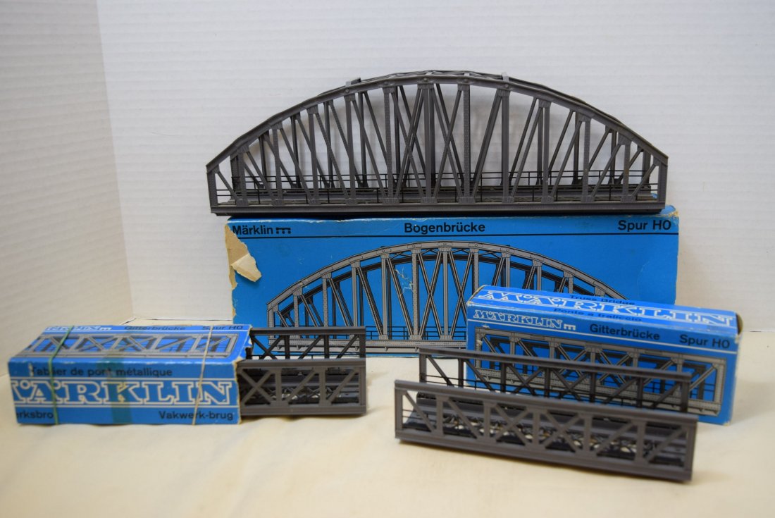 MARKLIN 2 TRUSS BRIDGES AND ONE ARCH BRIDGE: MARKLIN 2 TRUSS BRIDGES 7262 AND ONE PLASTIC ARCH BRIDGE 7263? IN ORIGINAL OR PARTIAL ORIGINAL BOXES. 2 BOXES ARE SEVERLY DAMAGED AND MISSING ENDS OR MORE. ONE BOX IS IN GOOD CONDITION. ALL BRIDGE PIE