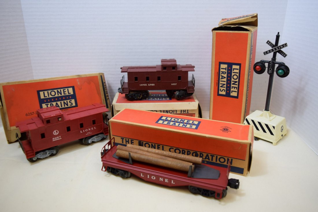 2 LIONEL CABOOSES; FLAT CAR AND RINGING HIGHWAY SI (1 of 10)