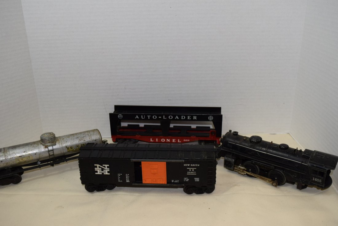LIONEL LOCOMOTIVE AND 3 ROLLIING CARS (1 of 10)