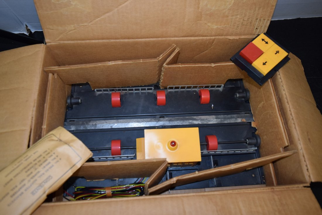 LIONEL ENGINE TRANSFER TABLE IN ORIGINAL BOX (1 of 5)