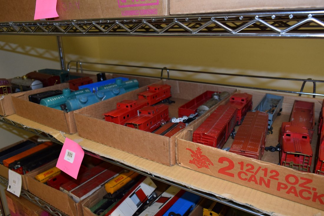 MARX & LIONEL TRAIN CARS SOME PREWAR (1 of 5)