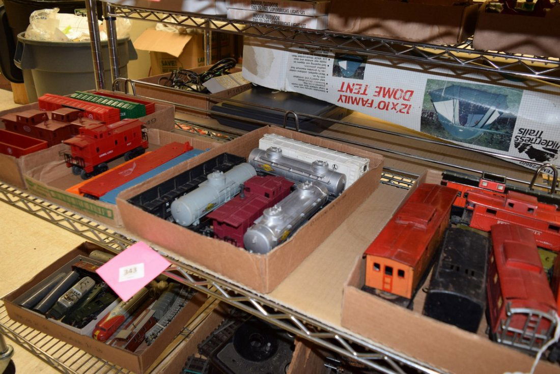 LARGE LOT OF LIONEL TRAINS (1 of 3)