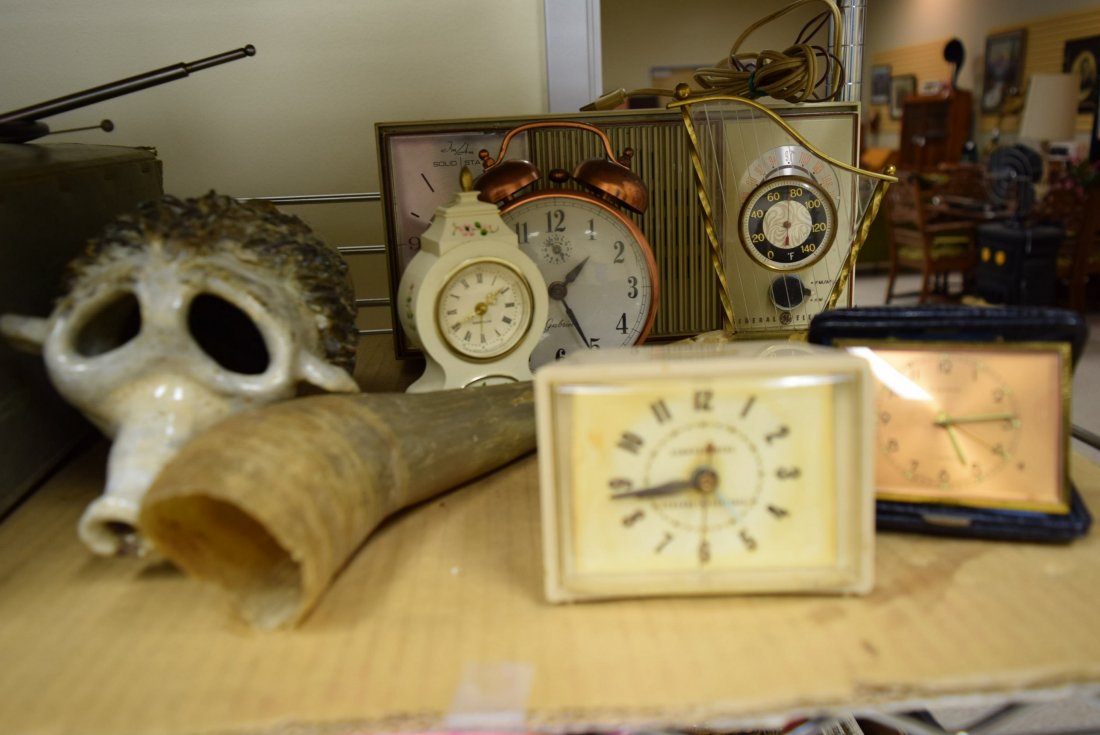 LOT OF CLOCKS AND VINTAGE RADIO (1 of 2)