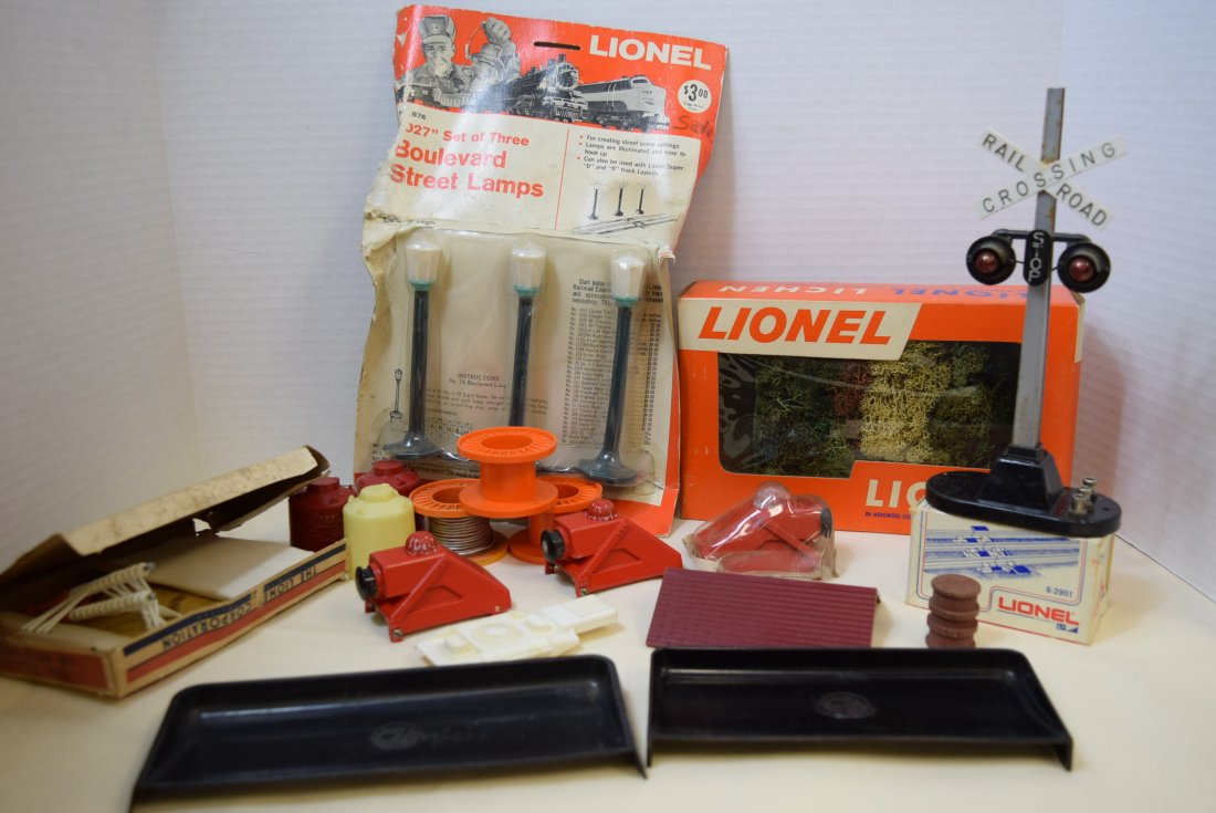 MIXED LOT OF LIONEL ACCESSORIES AND PARTS (1 of 8)