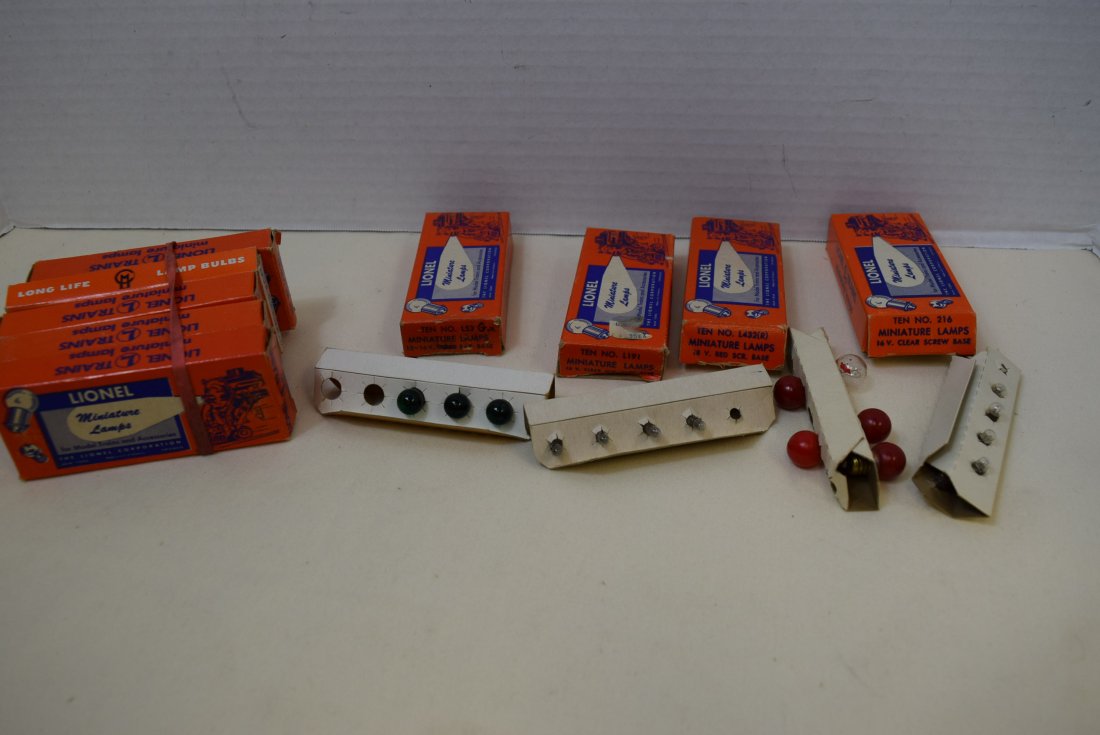 VARIOUS SETS OF LIONEL BULBS AND EMPTY BULB BOXES (1 of 4)