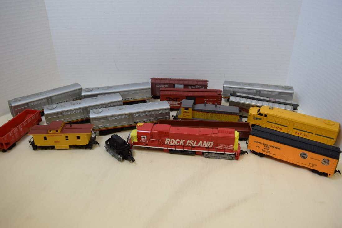 MIXED LOT HO SCALE LOCOMOTIVES AND MORE (1 of 8)