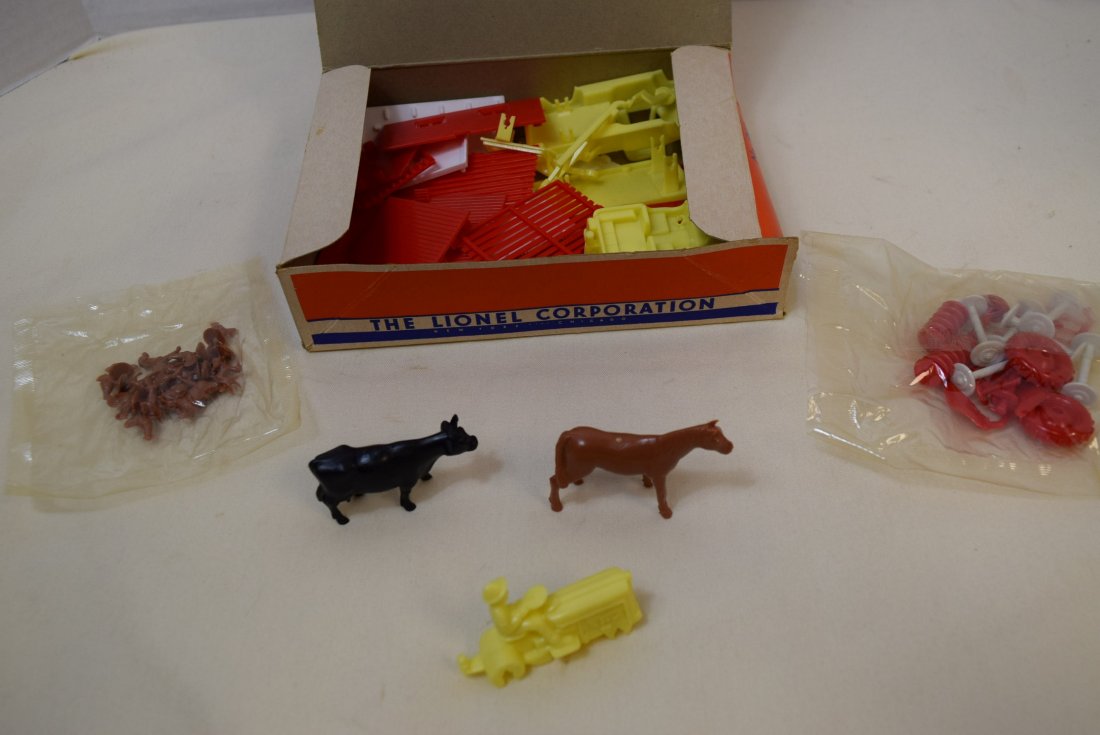 LIONEL 960 BARNYARD SET -NIB (1 of 9)