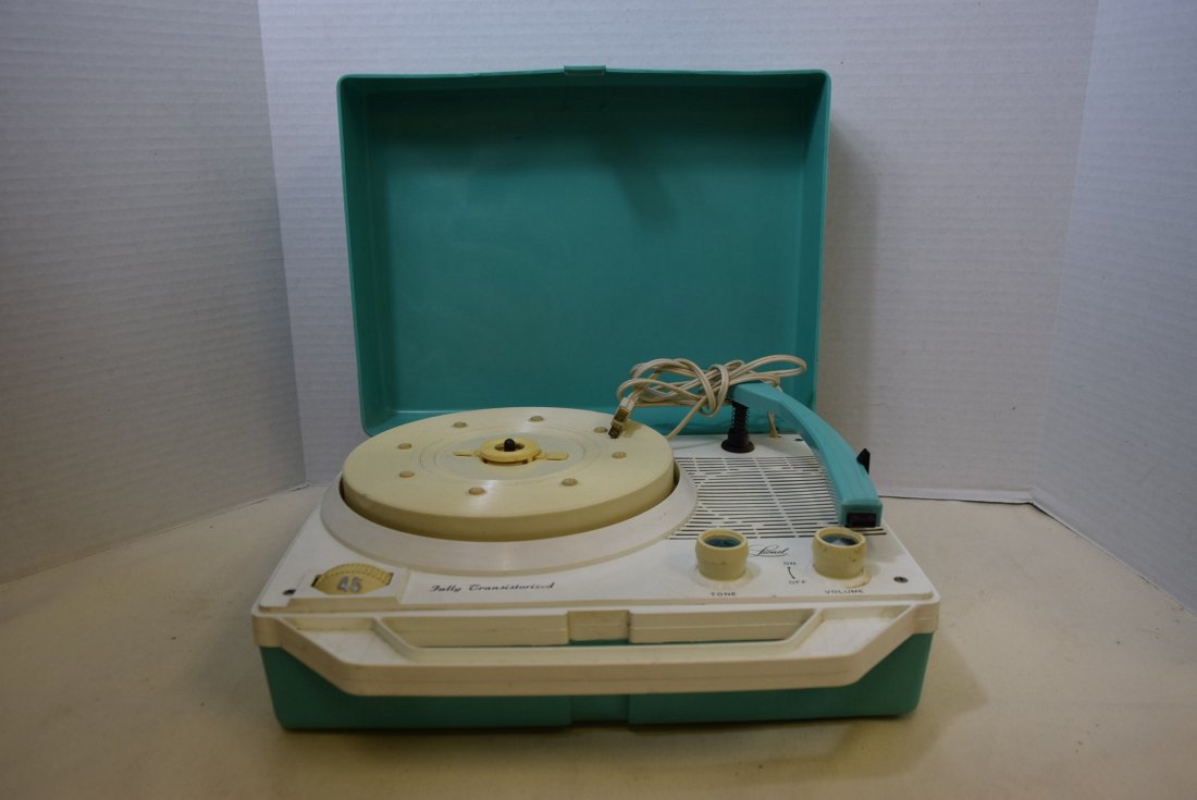 LIONEL RECORD PLAYER IN CARRYING CASE 44516 (1 of 5)