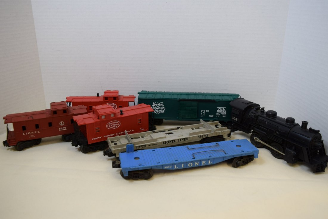 LIONEL LOCOMOTIVE & 6 TRAIN CARS (1 of 7)