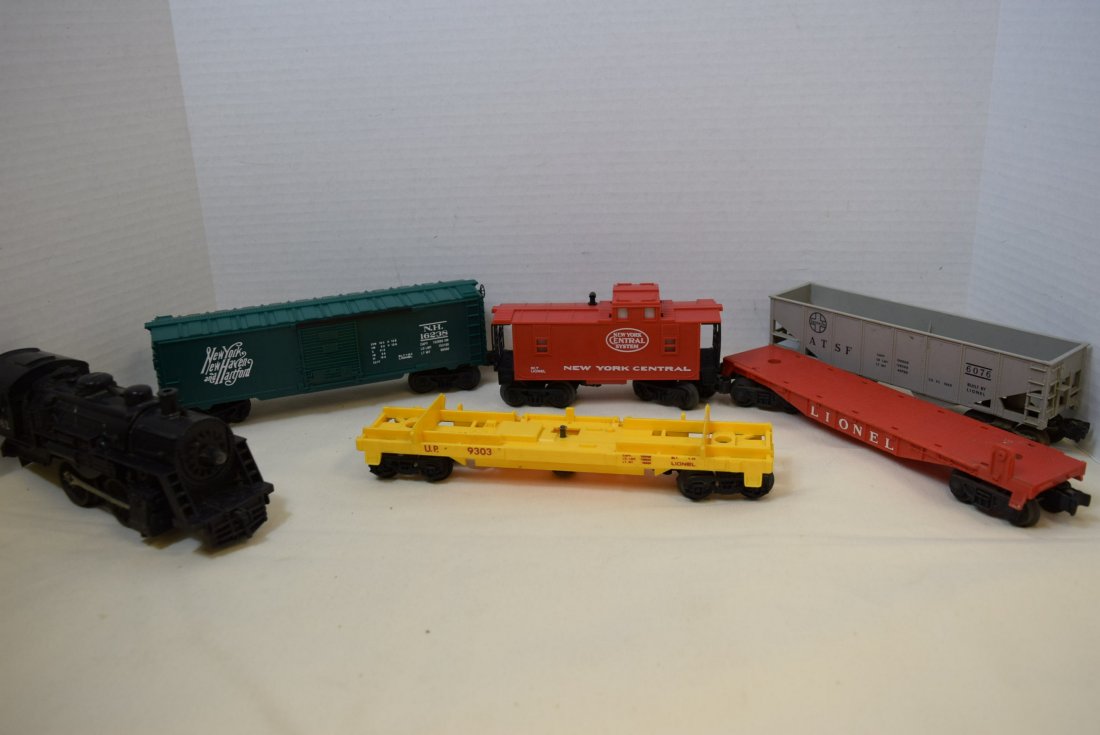 LIONEL LOCOMOTIVE 1062 & 5 TRAIN CARS (1 of 6)