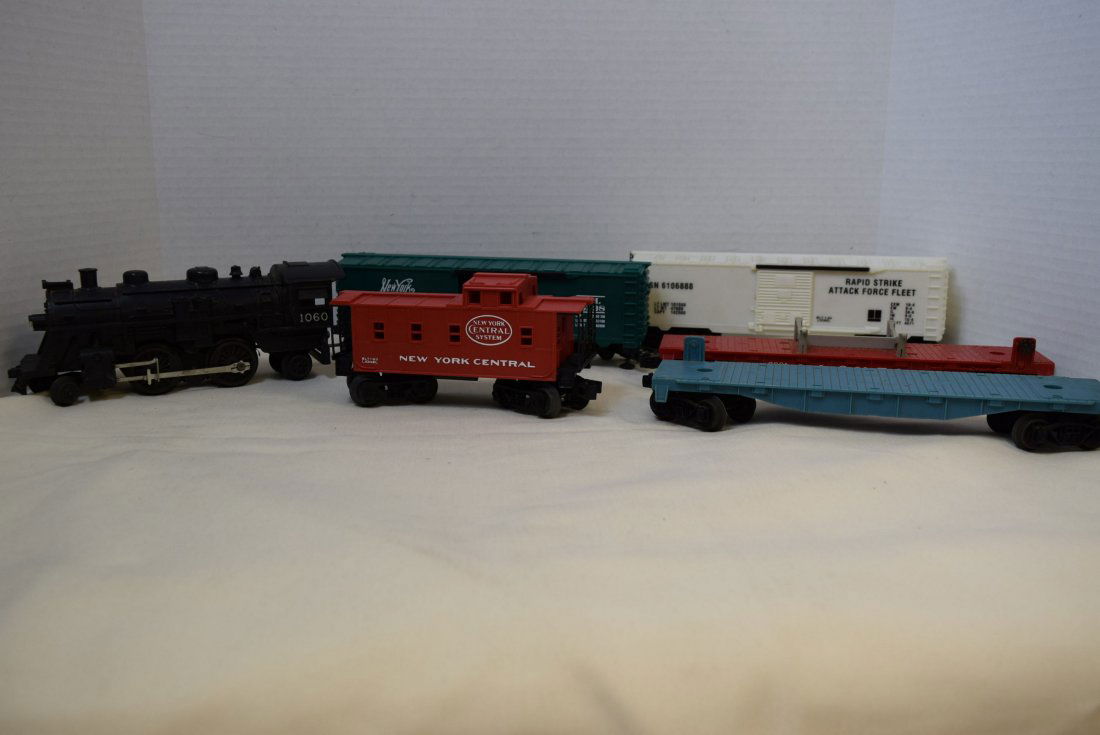 LIONEL LOCOMOTIVE 1060 & 5 TRAINS CARS (1 of 7)