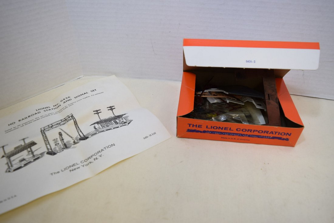 LIONEL TRAIN RAILROAD STATION AND SIGNAL SET 0426- (1 of 8)