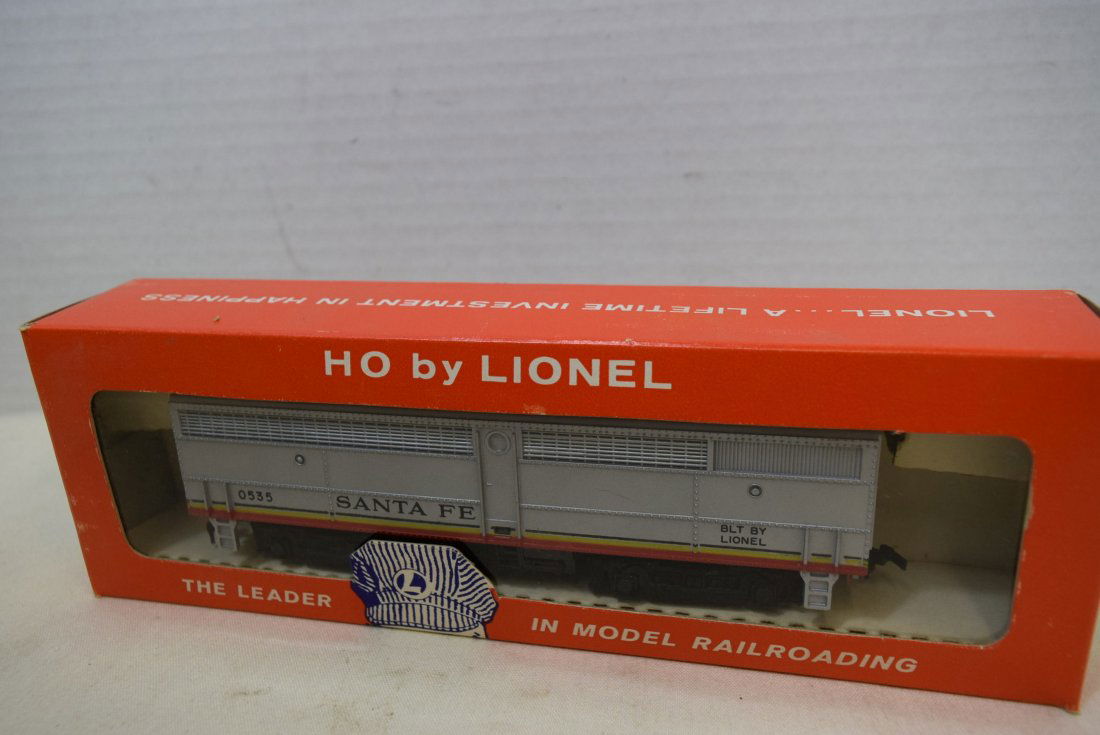 LIONEL TRAIN HO SCALE SANTA FE B-UNIT WITH HORN - (1 of 3)
