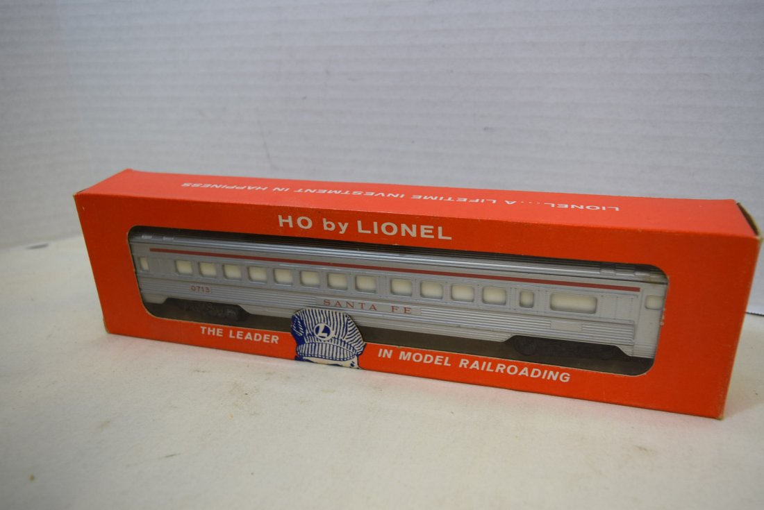 LIONEL HO SCALE TRAIN ILLUMINATD SANTA FE PULLMAN (1 of 3)