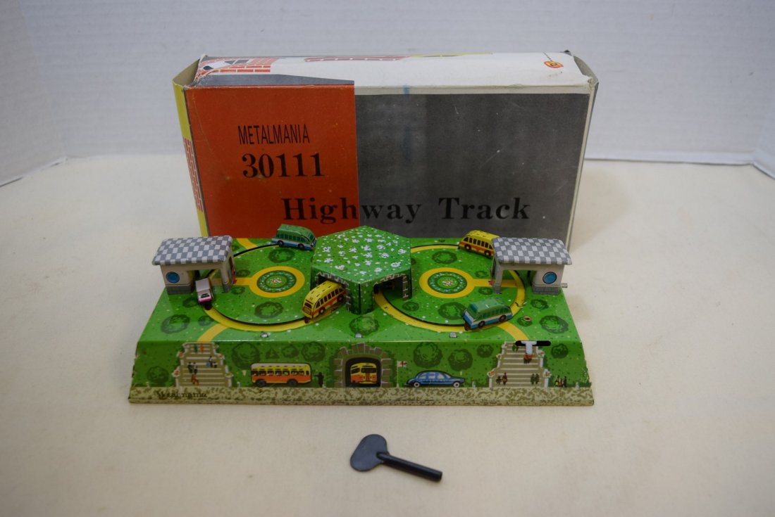 METALMANIA HIGHWAY TRACK IN ORIGINAL BOX: METALMANIA HIGHWAY TRACK IN ORIGINAL BOX 30111. WIND UP TOY WITH KEY. WORKS. LIKE-NEW CONDITION. BOX DAMAGE-CREASES-FLAP TEARS.