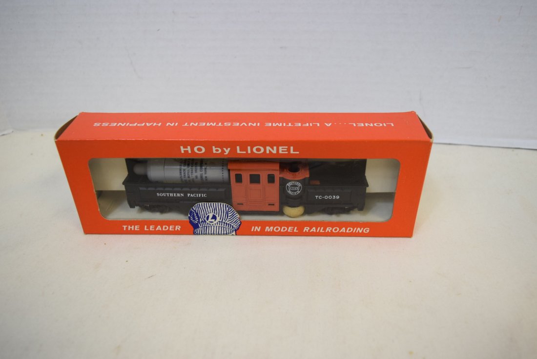 LIONEL HO SCALE TRAIN-MOTORIZED TRACK CLEANING CAR (1 of 6)