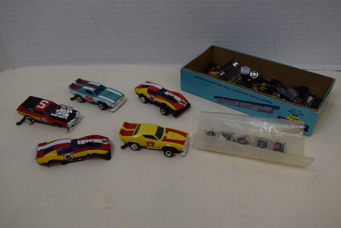 5 LIONEL 3'' SLOT CARS & PARTS: 5 LIONEL 3'' SLOT CARS & PARTS. 30-6530 SUPED UP WAGON?-TWO 30-6520 CORVETTES- TWO 30-6510 CAMERO ?- NEW MOTORS-UNDERCARRIAGES-SCREWS-TIRES AND MORE - NOT ALL ASSEMBLED.
