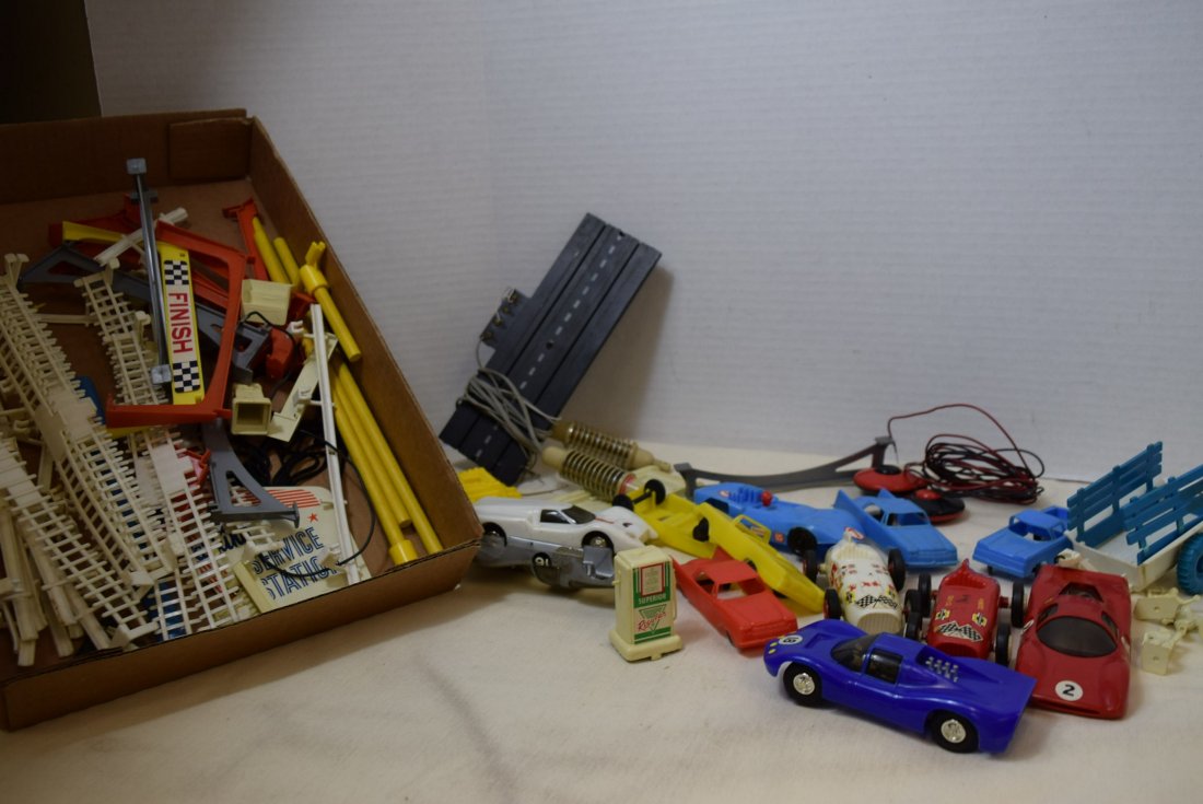 MIXED LOT OF SLOT CARS AND RACETRACK ACCESSORIES: MIXED LOT OF SLOT CARS AND RACETRACK ACCESSORIES. 6 RACE CARS/CABS ELDON AND OTHERS-GRANDSTAND ACCESSORIES-GAS STATION SUPPLIES-FLAGS-WOODEN POLES AND MORE. AS-IS