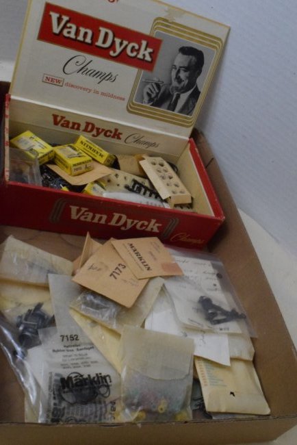 MARKLIN TRAIN PARTS AND ACCESSORIES IN CIGAR BOX (1 of 5)