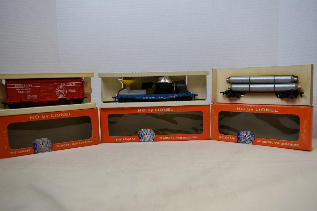 LIONEL TRAIN HO SCALE-SATELITTE  LAUNCHING CAR-TAN (1 of 8)