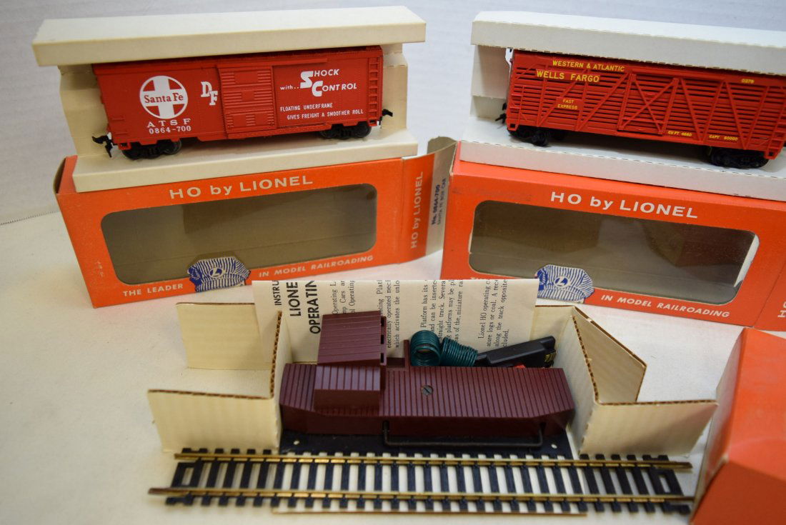 3 LIONEL HO SCALE TRAIN CARS-SANTA FE BOXCAR-SHERI (1 of 3)
