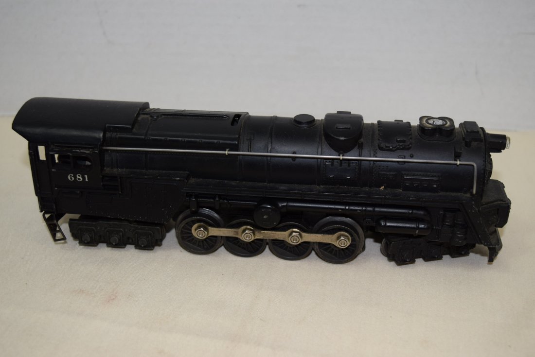 LIONEL STEAM LOCOMOTIVE 681: LIONEL STEAM LOCOMOTIVE 681. 20 WHEELS. APPEARS COMPLETE. SOME PAINT WEAR & LOSS. BOTH LADDERS ARE BENT.