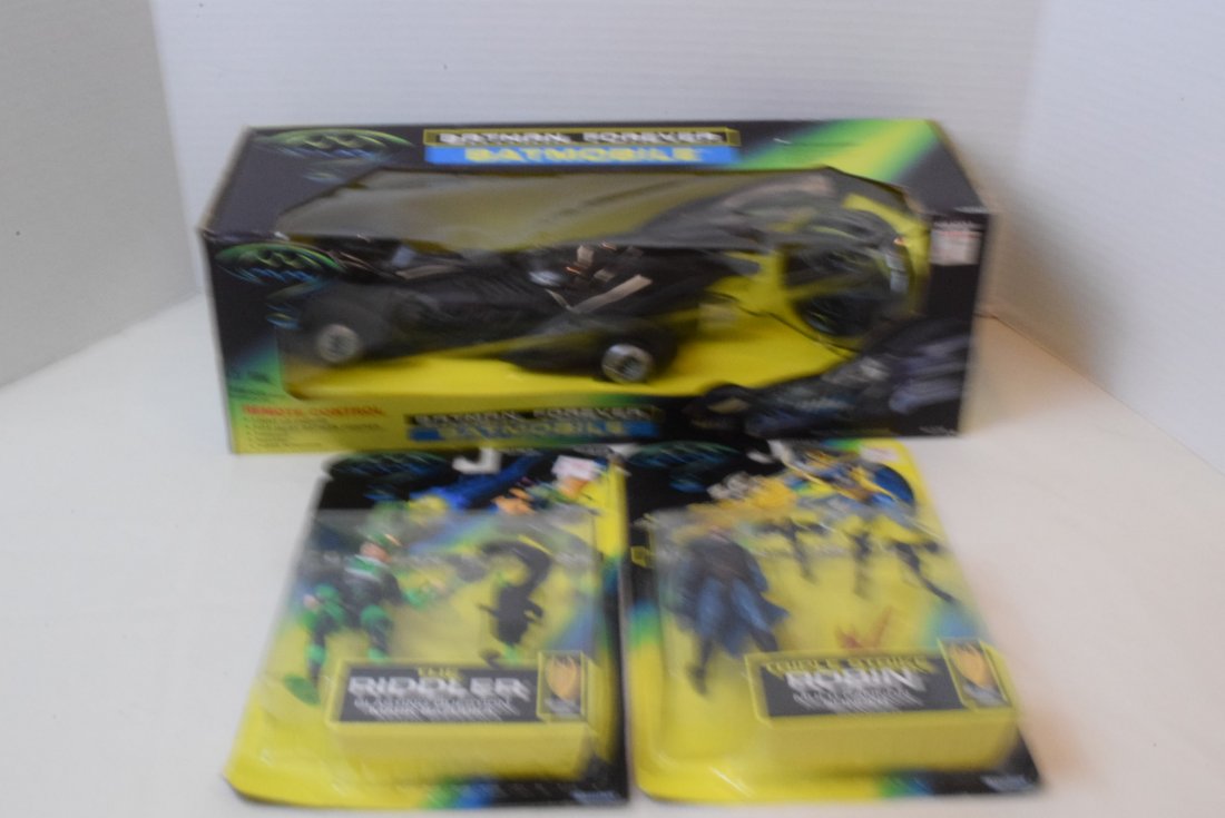BATMAN FOREVER-1 CAR-2 FIGURINES (1 of 4)