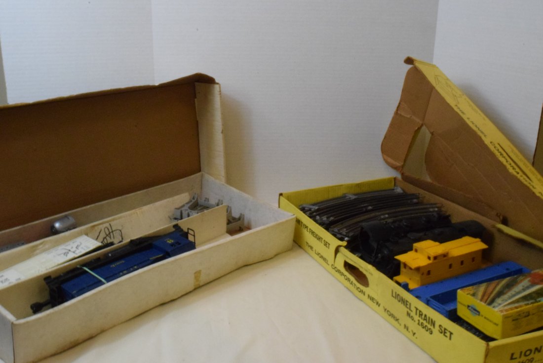 2 PARTIAL LIONEL TRAIN SETS (1 of 8)