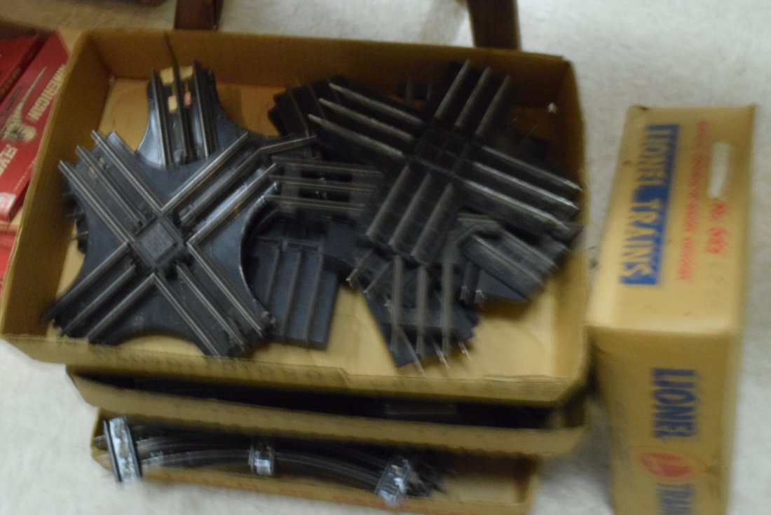 LARGE LOT OF LIONEL CROSS TRACK-STRAIGHT TRACK-SWI: LARGE LOT OF LIONEL CROSS TRACK-STRAIGHT TRACK-SWITCHES AND MORE IN DIFFERENT SIZES. O-SCALE GAUGE SWITCHES IN ORIGINAL BOX 042. AS-IS