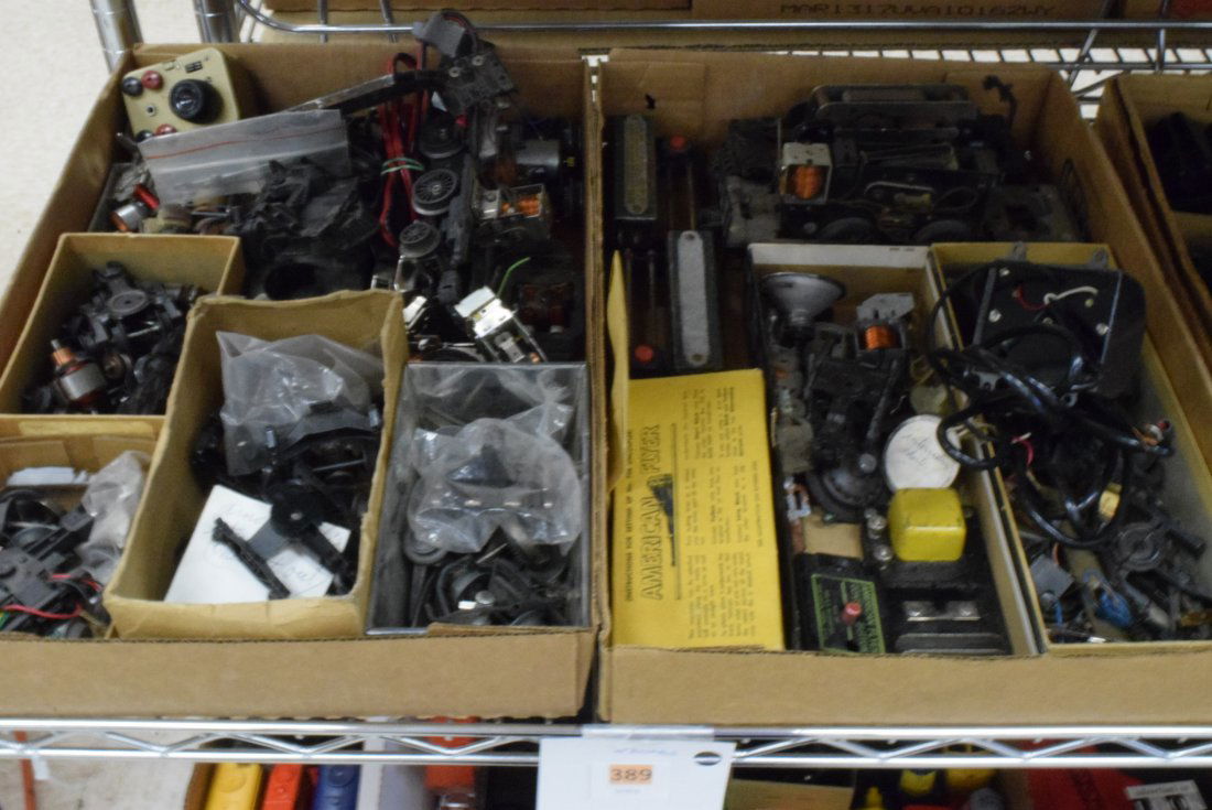 LOT OF AMERICAN FLYER PARTS (1 of 3)