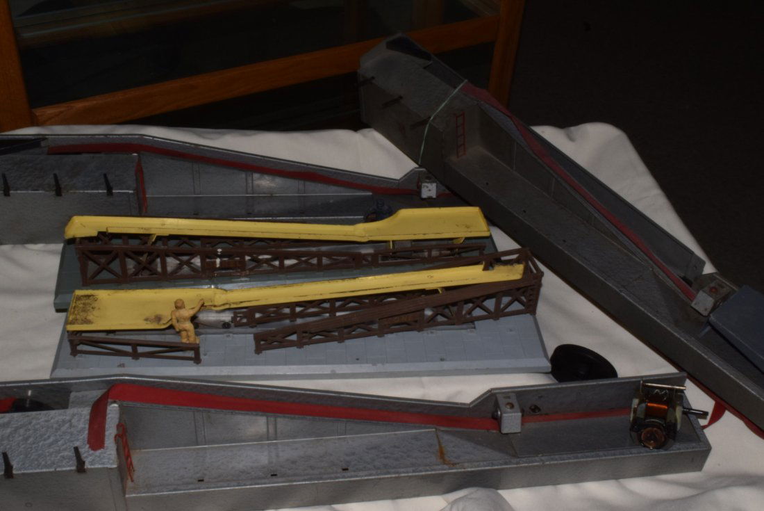 SHELF LOT OF LIONEL COAL LOADERS 364 & 362 (1 of 4)