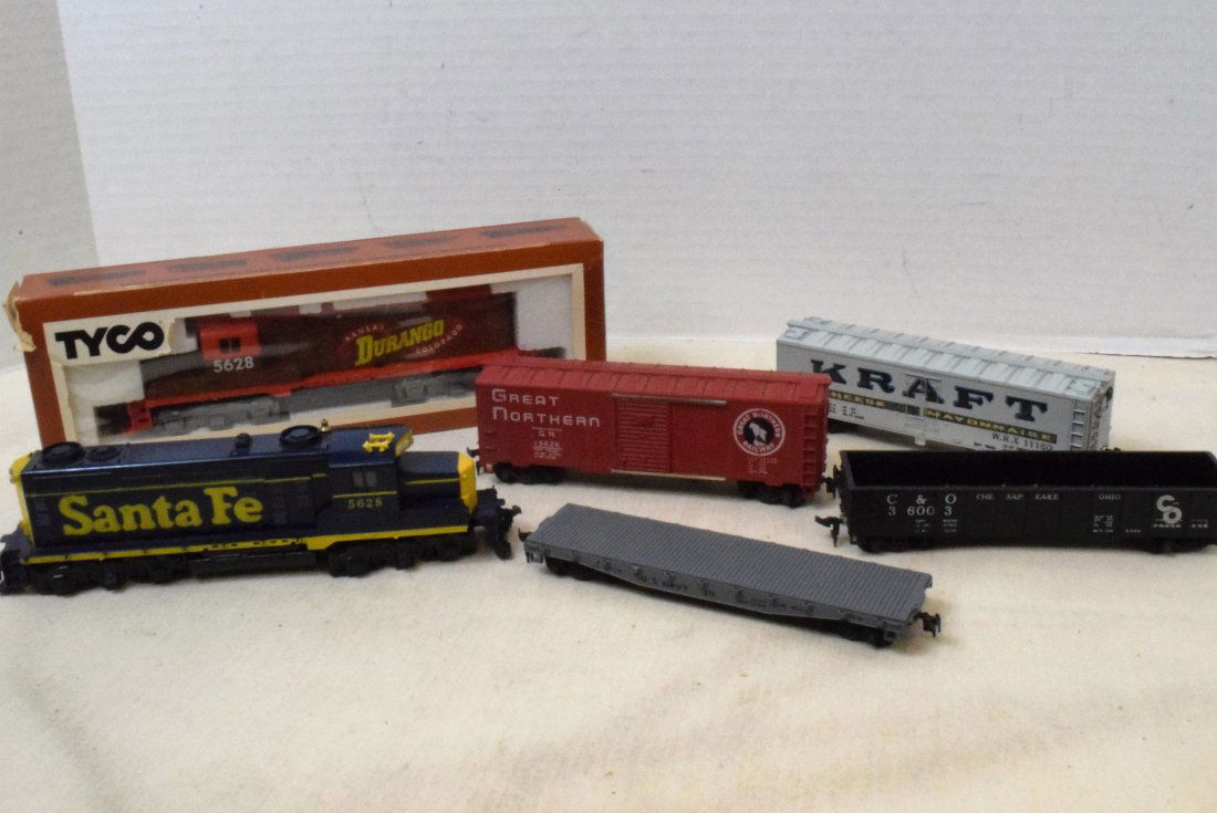 TYCO MANTUA 2 LOCOMOTIVES & 4 TRAIN CARS (1 of 7)