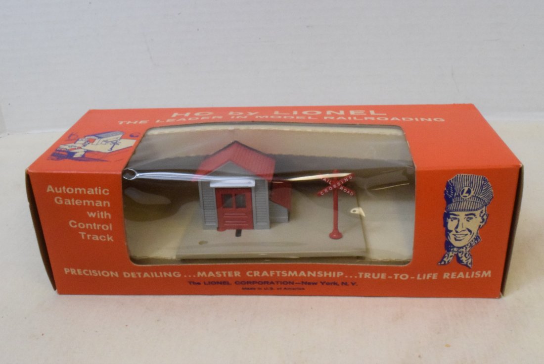 LIONEL HO SCALE AUTOMATIC GATEMAN WITH CONTROL TRA (1 of 5)