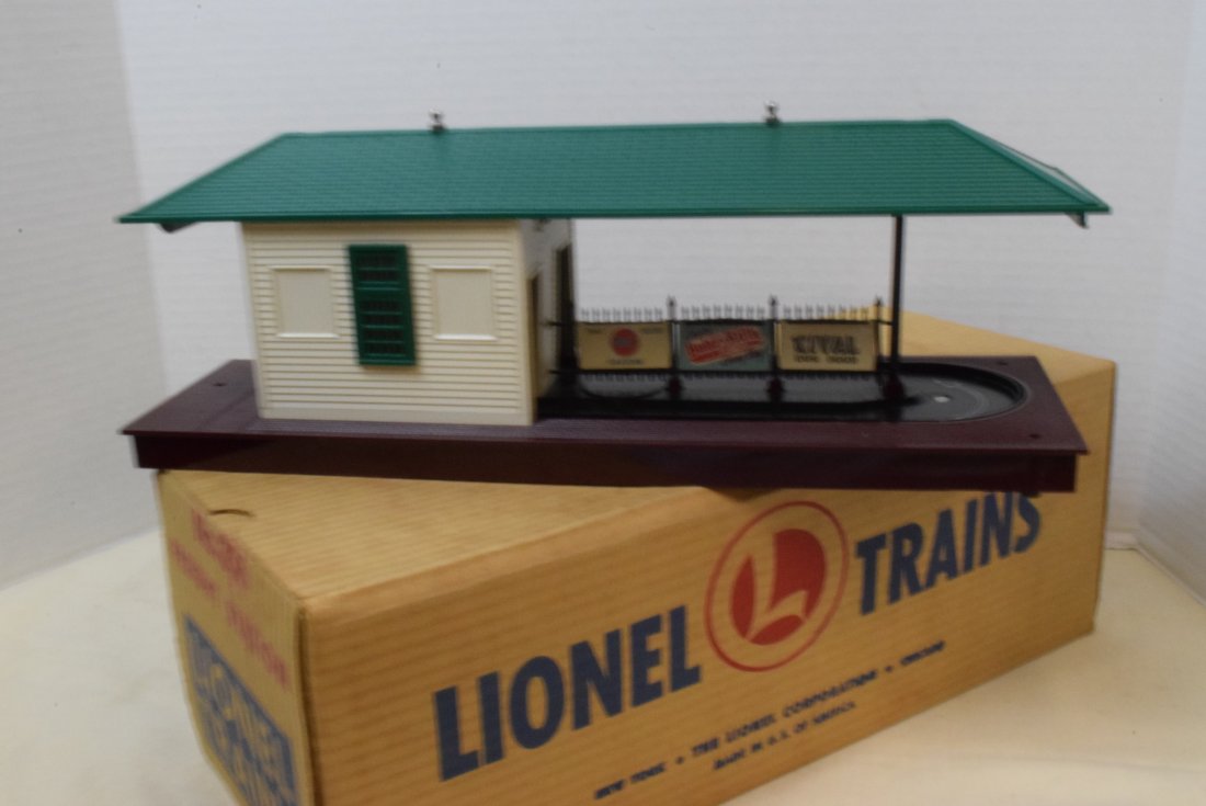 LIONEL - NO. 356 FREIGHT STATION (1 of 5)