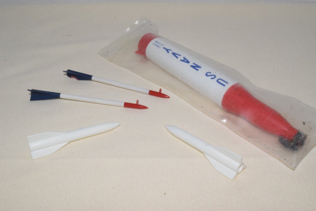 LIONEL US NAVY ROCKET & 2 WHITE MISSILES & 2 MARX (1 of 6)