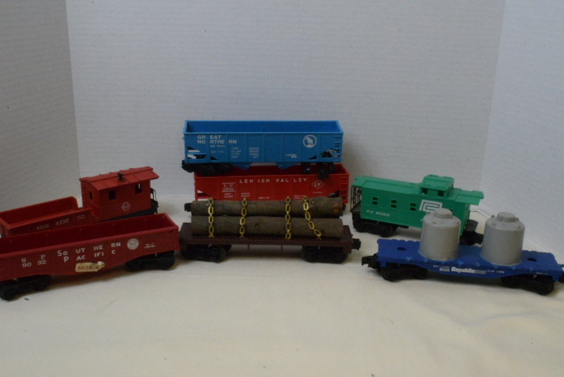 7 LIONEL TRAIN CARS (1 of 8)