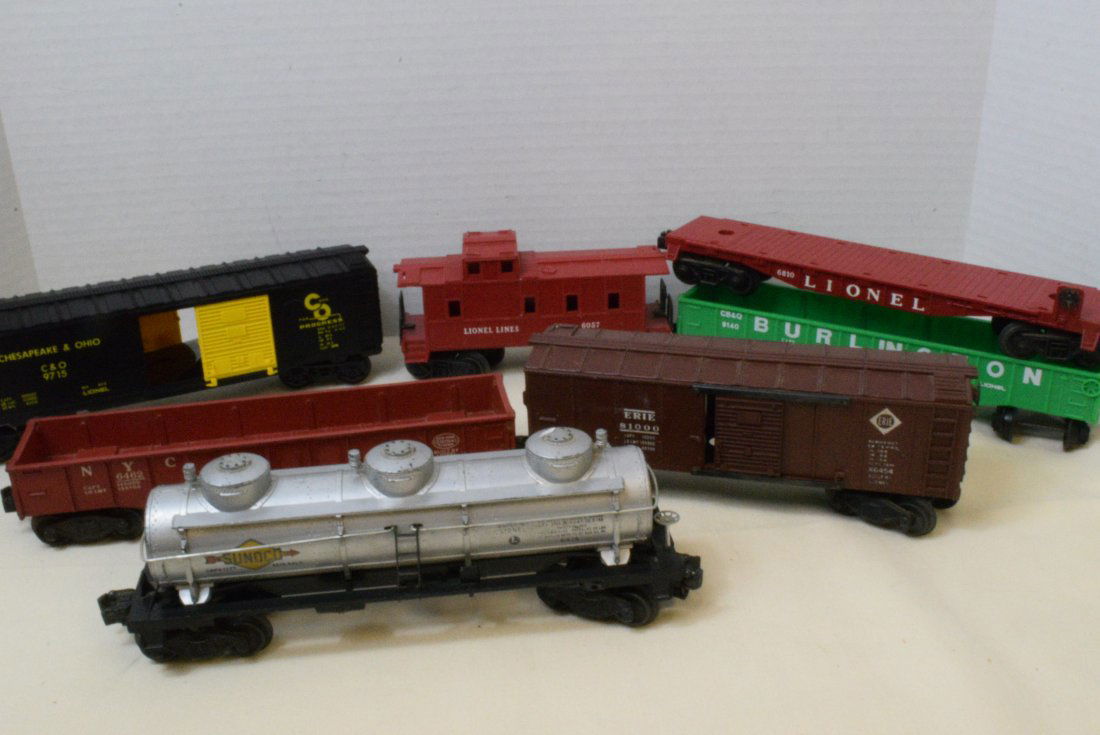 6 LIONEL TRAIN CARS & 1 CABOOSE (1 of 4)