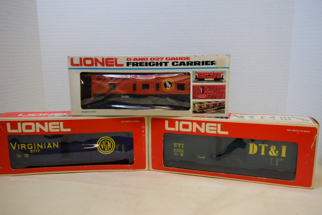 2 LIONEL BOXCARS & ILLUMINATED CABOOSE (1 of 3)