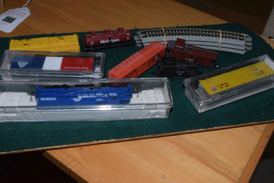 N SCALE LOCOMOTIVES AND TRAINS (1 of 3)