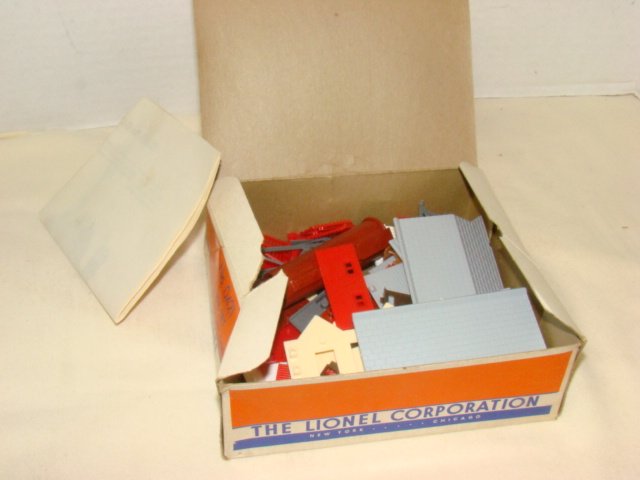 LIONEL TRAINS FARM SET - HO SCALE - NIB (1 of 4)