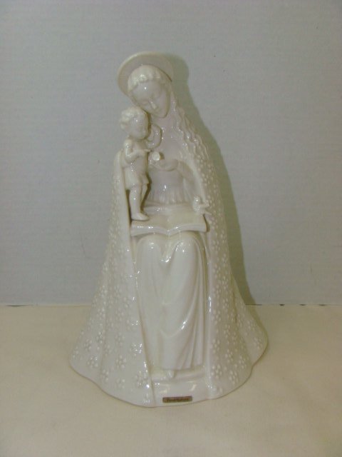 RARE WHITE FLOWER MADONNA HUMMEL (1 of 5)