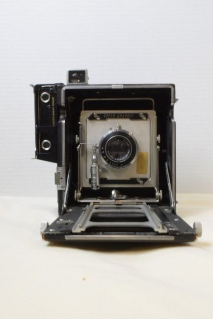 VINTAGE GRAFLEX 4X5 SPEED GRAPHIC CAMERA: VINTAGE GRAFLEX 4X5 SPEED GRAPHIC CAMERA. SERIAL NUMBER 848427. BELLOWS IN GREAT CONDITION-SLIDES WITH EASE. LENSE IS CLEAR-NO SCRATCHES. MINOR WEAR OUTSIDE BOX ALONG RIM. UNTESTED.