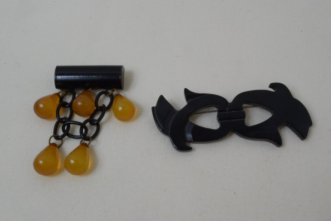 2 BAKELITE BROOCHES/PINS (1 of 4)