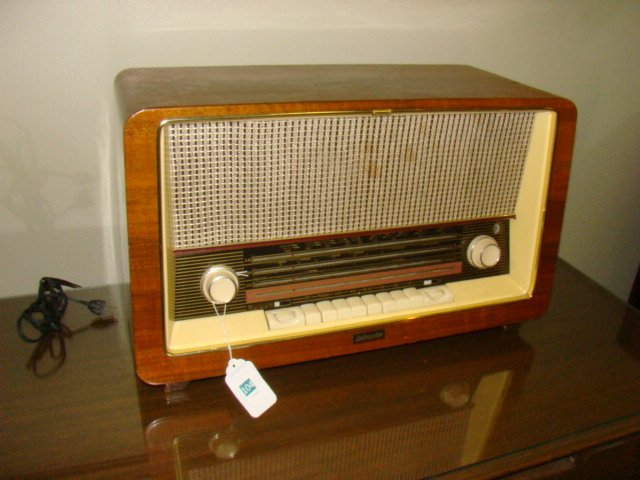 MID CENTURY DELMONICO TUBE RADIO: MID CENTURY DELMONICO TUBE RADIO-MODEL PV-742- EXCELLENT WORKING CONDITION-WOOD CASE IS VERY NICE-SOME STAINING ON SPEAKER NETTING-ALL BUTTONS ARE PRESENT